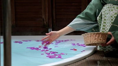 専用露天風呂に浮かべるお花
