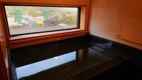 展望風呂（天然石の浴槽から中庭をのぞめます）